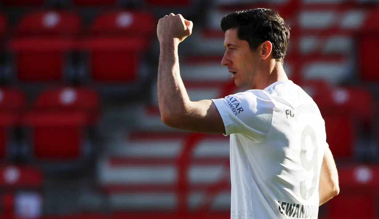 Striker Bayern Munchen, Robert Lewandowski, melakukan selebrasi usai membobol gawang Union Berlin pada laga Bundesliga  di Alte Foersterei, Minggu (17/5/2020). Bayern Munchen menang 2-0 atas Union Berlin. (AP/Hannibal Hanschke)
