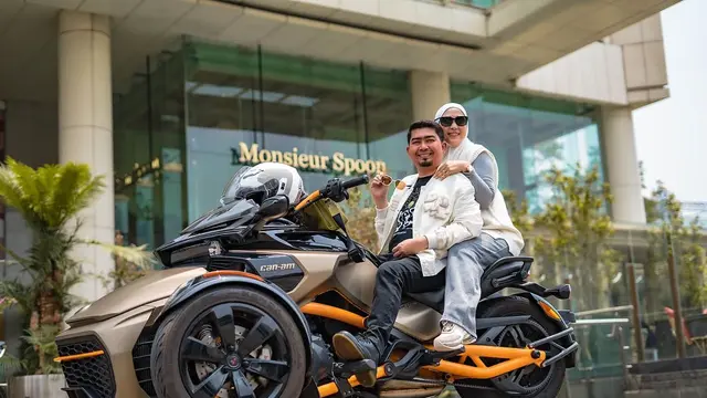 Potret Kebersamaan Ustaz Solmed dan April Jasmine, Gaya Hidup Jadi Sorotan