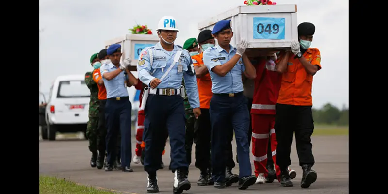 Kembali, Dua Jenazah Penumpang AirAsia QZ8501 Diberangkatkan