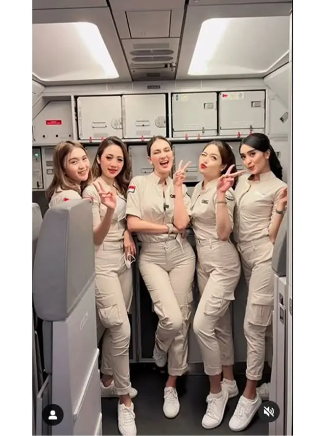 6 Potret Aksi Luna Maya Nyamar Jadi Pramugari Super Air Jet, Curi Perhatian
