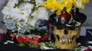 Tengkorak manusia yang telah dihias dipajang di Pemakaman Umum selama festival tahunan "Natitas", di La Paz, Bolivia, Rabu, 8 November 2023. (AP Photo/Juan Karita)