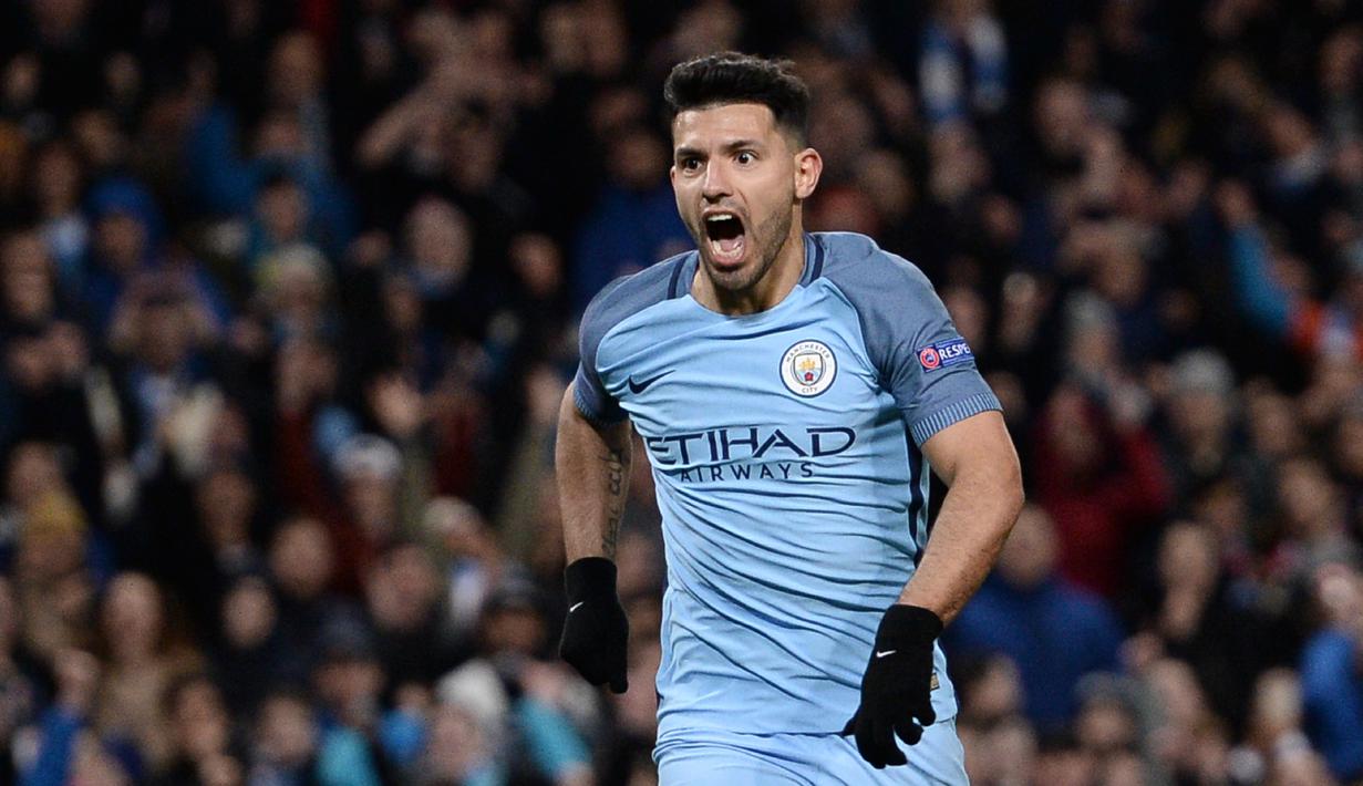 Penyerang Manchester City, Sergio Aguero melakukan selebrasi usai mencetak gol ke gawang AS Monaco pada Leg pertama 16 besar Liga Champions di stadion Etihad, Inggris (22/2). Aguero mencetak dua gol di pertandingan ini. (AFP Photo / Oli Scarff)