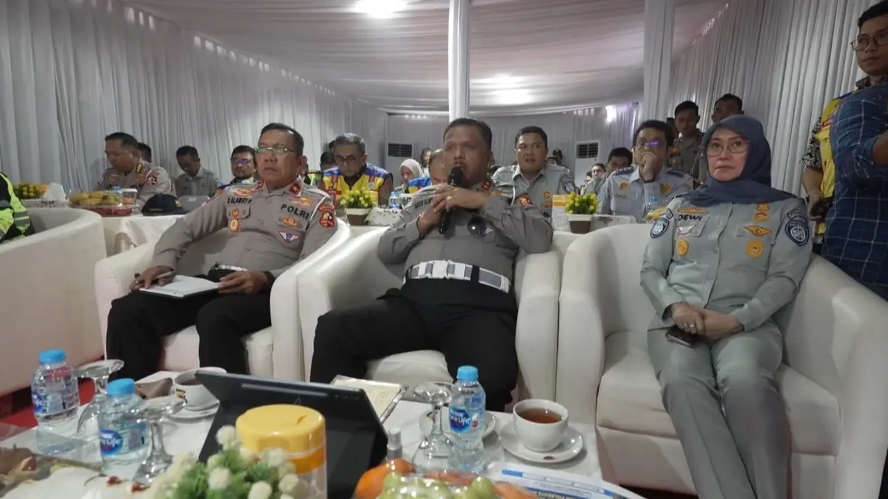 Kepala Korps Lalu Lintas (Kakorlantas) Polri, Irjen Agus Suryonugroho, meninjau kesiapan Polres Bandung, Tasikmalaya, dan Garut dalam Operasi Ketupat 2025