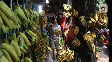 Aktivitas jual beli pisang di Pasar Lembang, Tangerang, Sabtu (3/10/2020). Pandemi Covid-19 berdamak pada permintaan pisang di pasar tersebut yang mengalami penurunan. (Liputan6.com/Angga Yuniar)