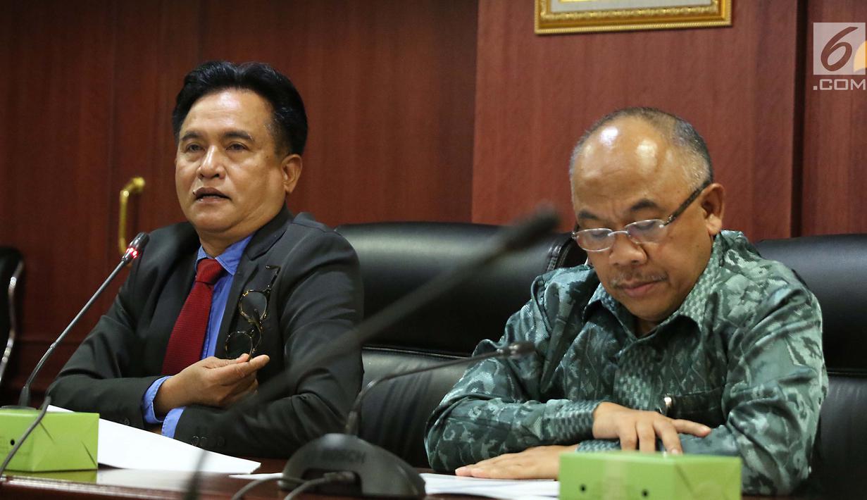 Pengacara Perum Bulog Yusril Ihza Mahendra (kiri) memberi keterangan di kantor Bulog, Jakarta, Senin (25/9). Yusril menjelaskan permasalahan terkait hukum gugatan tanah perum bulog yang berada di Kelapa Gading. (Liputan6.com/Angga Yuniar)