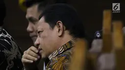 Bupati Kepulauan Sula 2004-2010, Ahmad Hidayat Mus saat sidang lanjutan dugaan korupsi pengadaan lahan Bandara Bobong Maluku Utara, di Pengadilan Tipikor, Jakarta, Kamis (20/12). Sidang mendengar keterangan saksi. (Liputan6.com/Helmi Fithriansyah)
