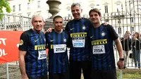 Empat legenda Inter Milan (dari kiri ke kanan), Giuseppe Baresi, Ivan Cordoba, Francesco Toldo, dan Cristian Chivu mengikut lari maraton di kota Milan, Minggu (2/4/2017). (dok. Inter Milan/Pier Marco Tacca)