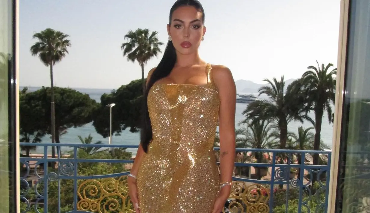 <p>Influencer dan model spanyol itu tampil sensasional dalam balutan gaun emas berkilau rancangan desainer Dubai, Ali Karoi. [Foto: IG/georginagio].</p>