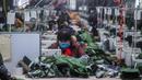 Karyawan membuat baju di Hangzhou Jiefeng Garments Co. Ltd. di Hangzhou, Provinsi Zhejiang, China, Rabu (12/2/2020). Di bawah arahan dan dukungan otoritas setempat, banyak perusahaan di Zhejiang kembali beroperasi setelah melakukan pencegahan dan pengendalian wabah virus corona. (Xinhua/Xu Yu)