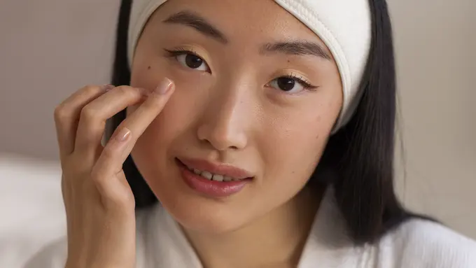 Ilustrasi Penggunaan Eye Cream