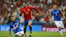 Aksi pemain Spanyol, Isco melewati adangan pemain Italia, Daniele De Rossi (kiri) pada laga Grup G Kkualifikasi Piala Dunia 2018 di Santiago Bernabeu stadium, Madrid, (2/9/2017). Spanyol menang 3-0. (AP/Paul White)