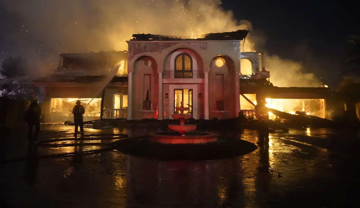 Petugas pemadam kebakaran bekerja untuk memadamkan bangunan yang terbakar saat kebakaran hutan di Laguna Niguel, California, Amerika Serikat, 11 Mei 2022. (AP Photo/Marcio J. Sanchez)