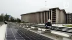 Teknisi sedang melakukan pemeriksaan instalasi panel surya di Masjid Istiqlal, Jakarta, Kamis (3/9/2020). Penggunaan listrik dengan tenaga surya ini sebagai upaya pemerintah mendukung penggunaan energi yang ramah lingkungan, efektif dan efesian. (merdeka.com/Imam Buhori)