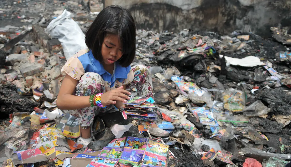 Seorang anak mengais mainan sisa kebakaran di Tambora, Jakarta, Senin (28/9/2015). Sejumlah warga Tambora memilih bertahan dan menolak direlokasi karena sudah puluhan tahun menetap di lokasi tersebut. (Liputan6.com/Gempur M Surya) 