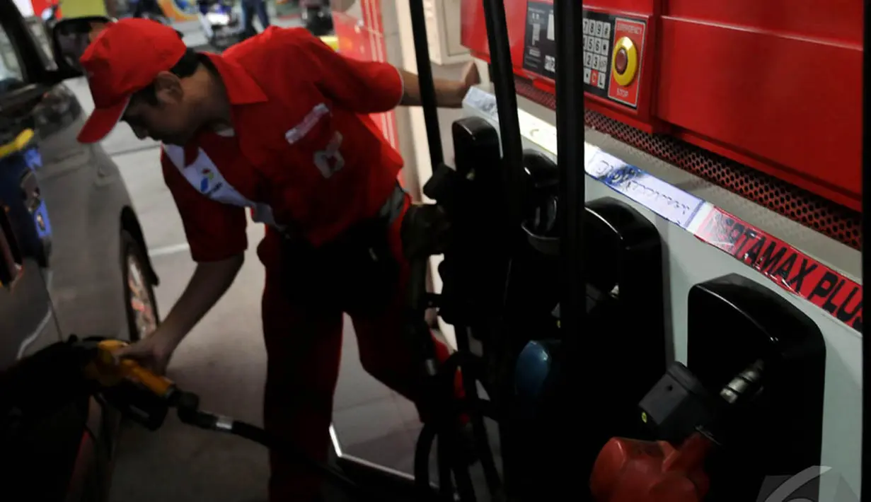 PT Pertamina membenarkan fenomena antrean panjang yang ada di Stasiun Pengisian Bahan Bakar Umum (SPBU) belakangan ini, Jakarta, Rabu (27/8/2014) (Liputan6.com/Johan Tallo)
