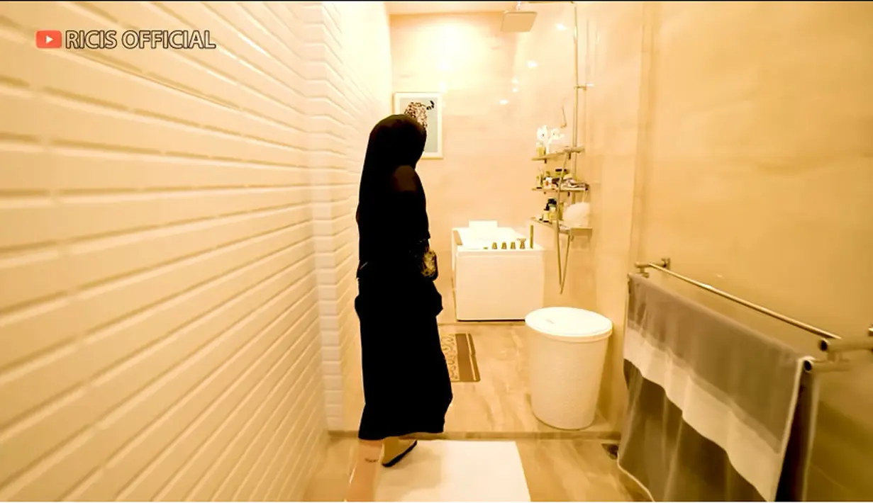 Tidak kalah bikin betah, Ricis juga berkesempatan masuk kamar mandi Farida Nurhan. Di desain sangat cantik bak kamar mandi yang ada di hotel.  [Youtube/Ricis Official]