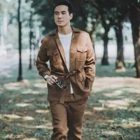 Daniel memberikan tiga buah toples yang nantinya akan diisi uang oleh anak-anaknya berdasarkan kategori yang berbeda. Contoh, toples pertama untuk uang yang bisa digunakan untuk membeli barang yang diinginkan. (Instagram/vjdaniel)