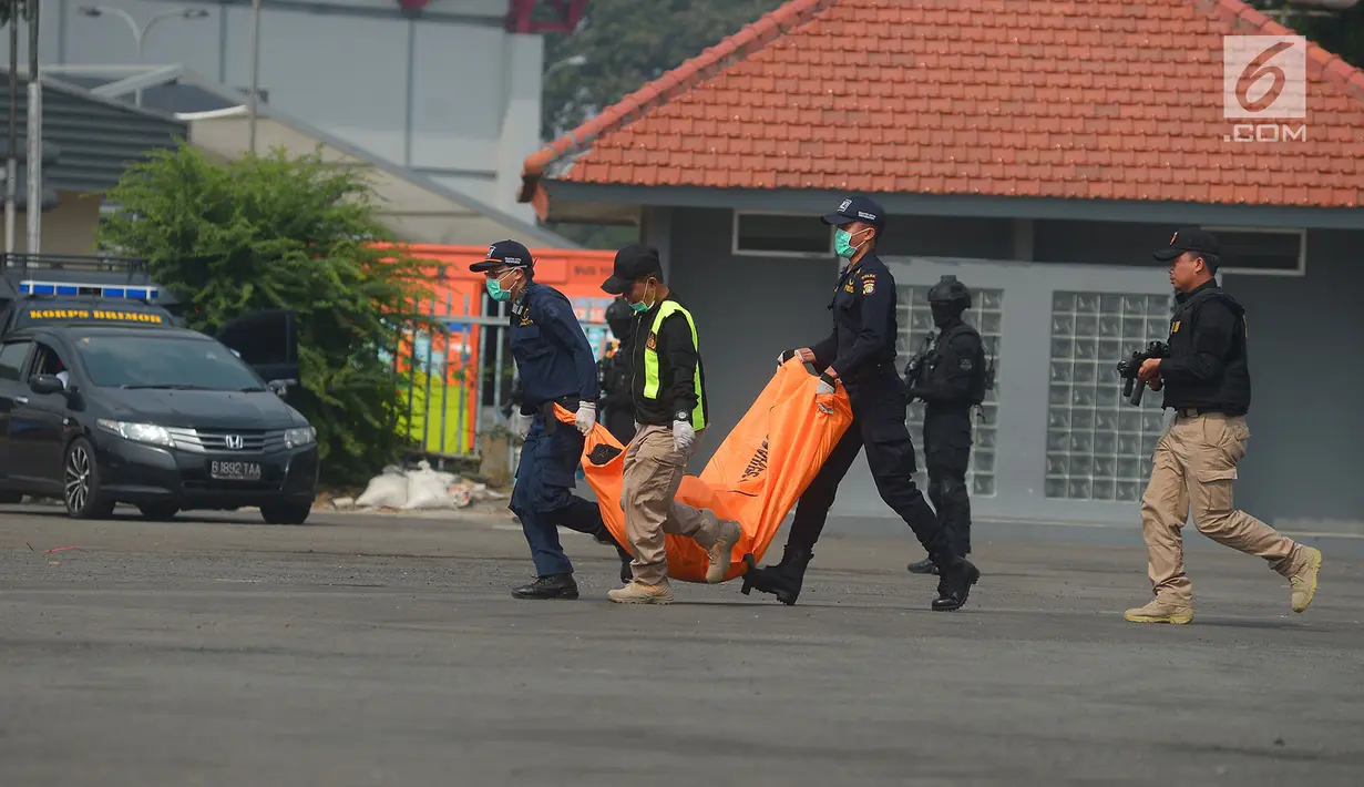 Petugas membawa kantong jenazah dalam simulasi penanganan teror di JI Expo Kemayoran, Jakarta, Rabu (25/7). Simulasi yang diikuti itu personel TNI, Polri dan instasi terkait tersebut sebagai upaya pengamanan Asian Games 2018. (Merdeka.com/Imam Buhori)