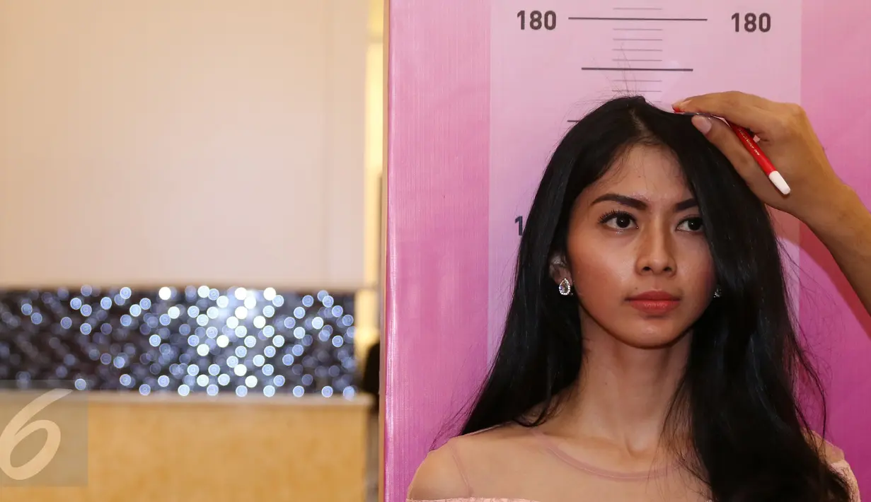 Salah satu peserta diukur tinggi badannya oleh panitia saat audisi Miss Celebrity (Micel) 2015 yang digelar di Mall Kota Kasablanka, Jakarta, Sabtu (10/10). Audisi Micel 2015 digelar di tujuh kota di Indonesia. (Liputan6.com/Herman Zakharia)