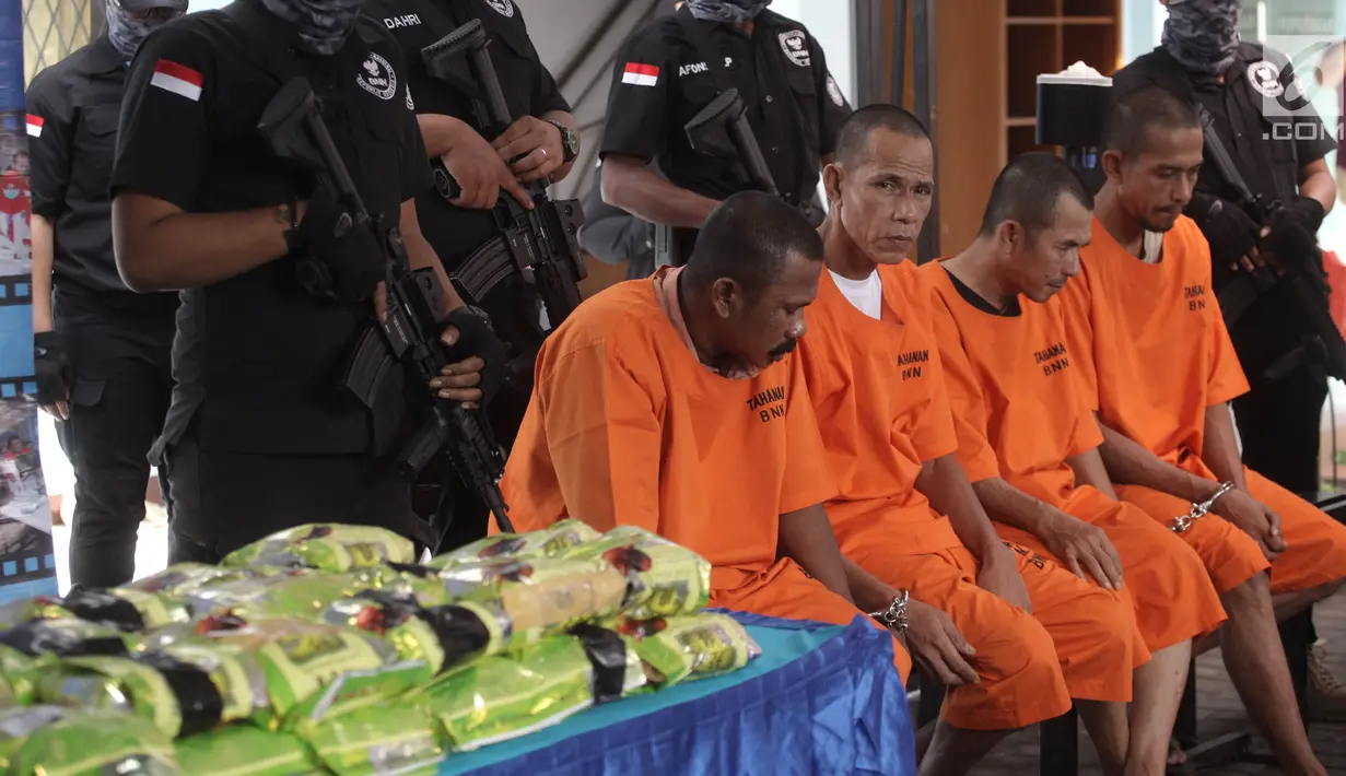 Sejumlah tersangka dihadirkan dalam pemusnahan barang bukti narkoba jenis sabu dari jaringan Penang Malaysia di Gedung BNN, Jakarta Timur, Jumat (26/1). Dalam kasus ini BNN menangkap 4 tersangka dari dua lokasi yang berbeda. (Liputan6.com/Arya Manggala)