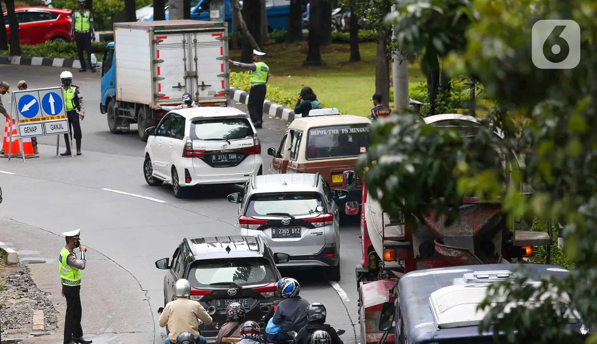 Petugas memberhentikan kendaraan roda empat saat uji coba ganjil-genap di Jalan Margonda Raya, Depok, Jawa Barat, Minggu (5/12/2021). Polres Metro Kota Depok bersama Dishub menyiapkan enam pos pemeriksaan dalam melaksanakan uji coba penerapan ganjil-genap (gage). (Liputan6.com/Herman Zakharia)