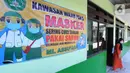 Baliho protokol kesehatan terpasang saat ujian Penilaian Akhir Semester (PAS) tahun pelajaran 2020/2021 di Madrasah Ibtidayah (MI) Assu'ada di Pancoran Mas, Depok, Jawa Barat, Selasa (1/12/2020). Ujian dilaksanakan dengan menerapkan protokol kesehatan dalam kelas. (merdeka.com/Arie Basuki)
