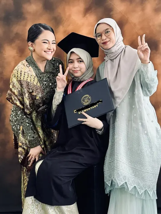 Masrhanda tampak kompak dengan ibu sambung Sienna. Ketiga bidadari Ben terlihat memilih nuansa hijau sebagai dress code.  [Foto: Instagram/ Marshanda]