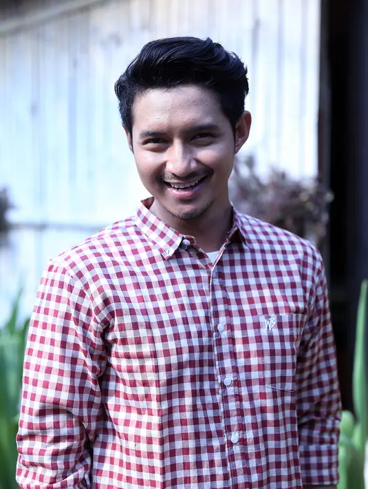 "Itu salah satu lomba yang gagal bikinan saya. Kalau kerupuk biasa kan udah biasa, tapi kalau kerupuk kulit kan seret," ujar presenter itu. (Nurwahyunan/Bintang.com)