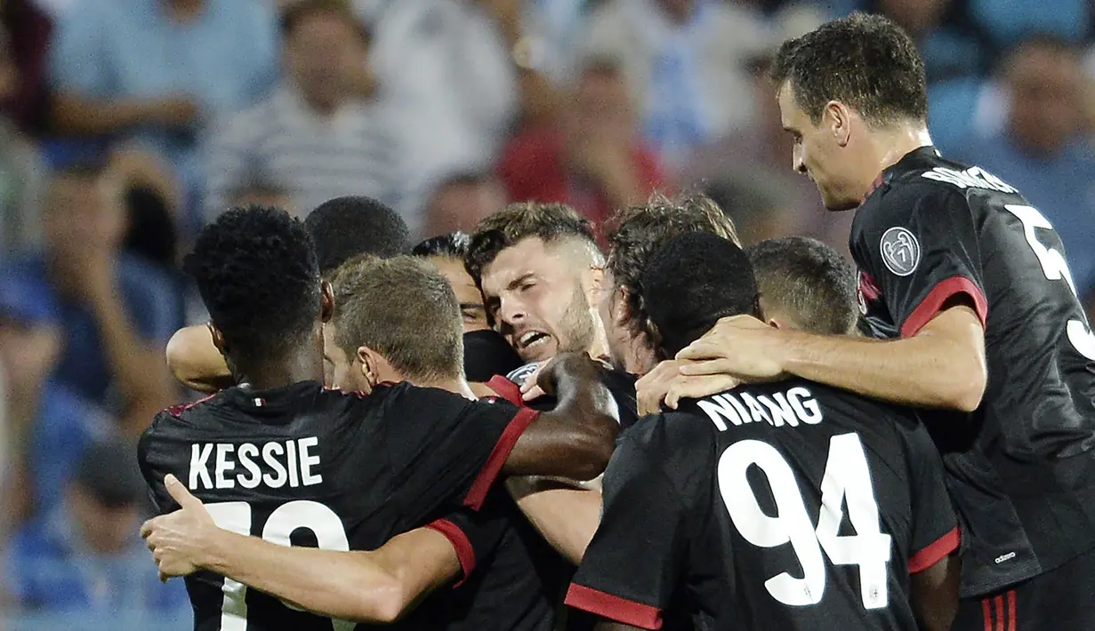 Para pemain AC Milan merayakan gol yang dicetak Ricardo Rodriguez, ke gawang Craiova pada laga kualifikasi Liga Europa di Stadion Municipal, Rumania, Kamis (27/7/2017). Craiova kalah 0-1 dari AC Milan. (AP/Alexandru Dobre)