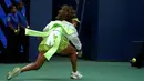 Petenis Jepang, Naomi Osaka melakukan pemanasan sebelum laga putaran pertama melawan petenis Latvia, Jelena Ostapenko pada laga putaran pertama Amerika Open 2024 di USTA Billie Jean King National Tennis Center, New York, Selasa (27/08/2024). (AFP/Mike Stobe)