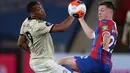 Striker Manchester United, Anthony Martial (kiri) berebut bola dengan gelandang Crystal Palace, James McCarthy dalam laga Liga Inggris pekan ke-36 di Selhurst Park, London, Kamis (16/7/2020).  MU meraih kemenangan di kandang Crystal Palace dengan skor 2-0. (PETER CZIBORRA/POOL/AFP)