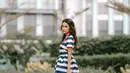 Di photoshoot ini, Azizah Salsha tampil girly mengenakan dress puffy bercorak garis-garis biru putih. [Foto: Instagram/azizahsalsha_]