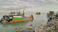 Kapal nelayan di pesisir Desa Palang, Kecamatan Palang, Kabupaten Tuban, hancur diterjang gelombang tinggi. (Liputan6.com/ Ahmad Adirin)