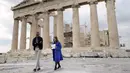 Barack Obama bersama Eleni Banou berjalan mengelilingi situs peninggalan Parthenon saat berkunjung ke Athena, Yunani (16/11). Dalam kunjungan ini Obama meyakinkan negara sekutu Amerika Serikat untuk mempertahankan hubungan baik. (AFP/Brendan Smialowski)