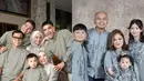 Baru minggu pertama Ramadan, sederet keluarga artis sudah mengunggah baju Lebaran keluarga. Seperti Fuji Utami, Aurel Hermansyah, hingga Wendy Cagur yang kenakan baju lebaran dengan warna kalem. [@fuji_an @wendycagur]