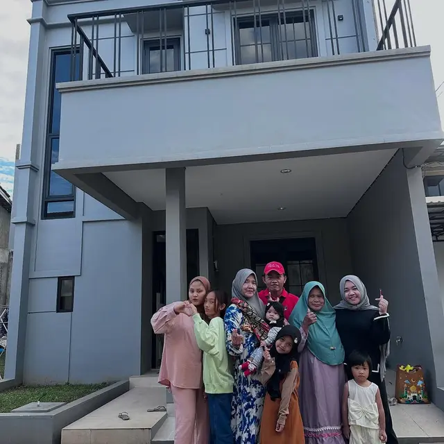 6 Potret Mbak Lala Pengasuh Rafathar Kumpul Keluarga, Rayakan Lebaran di Rumah Depok