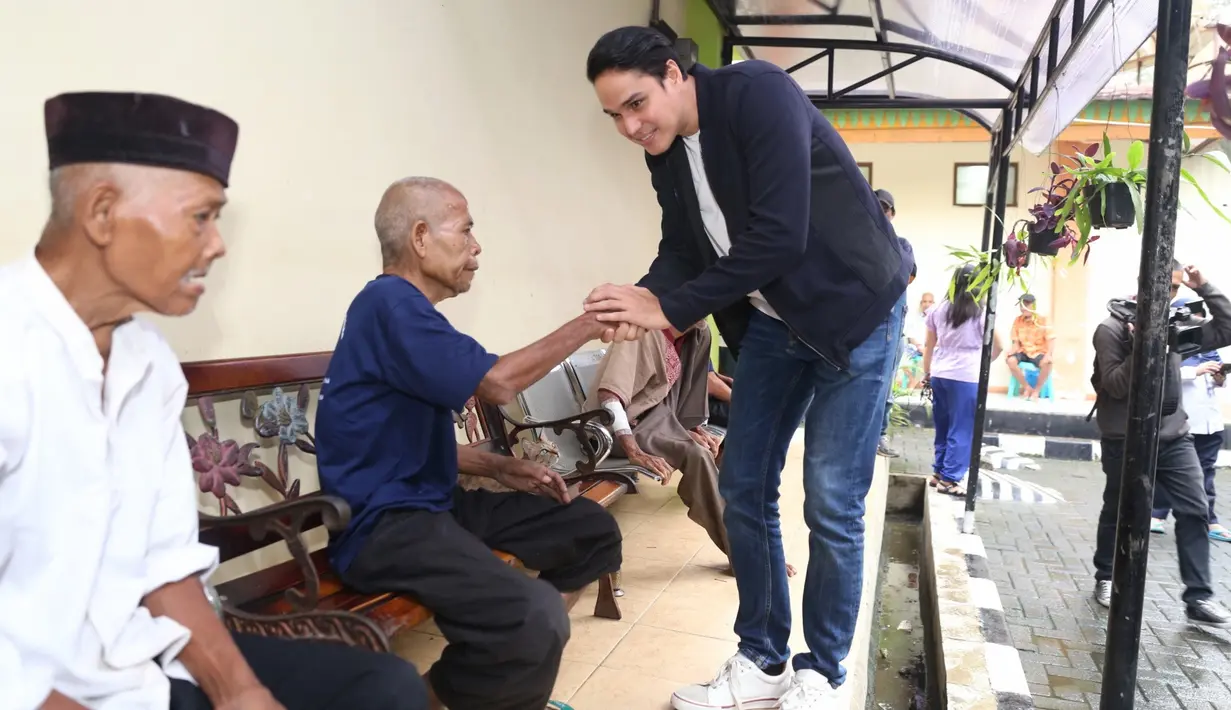 Mischa mengaku senang bisa terlibat dalam kegiatan sosial bersama para pemeran sinetron anak langit. Kedatangan para pemeran sinetron Anak Langit ini sebagai wujud syukur telah setahun tayang dan disambut baik masyarakat. (Nurwahyunan/Bintang.com)