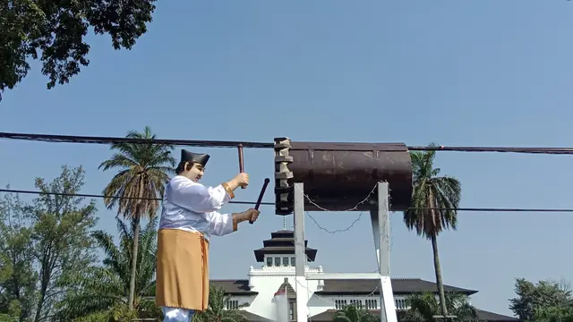 Selain dipajang di Taman Vanda, Haji Geyot juga hadir di depan Gedung Sate