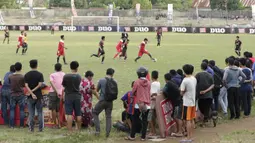 Warga menonton pertandingan antara STIMED Nusa Palapa melawan STKIP Mega Resky pada final Torabika Campus Cup 2017 di Stadion UNM, Makassar, Kamis, (19/10/2017). STIMED Nusa Palapa menang adu penalti atas STKIP Mega Resky. (Bola.com/M Iqbal Ichsan)