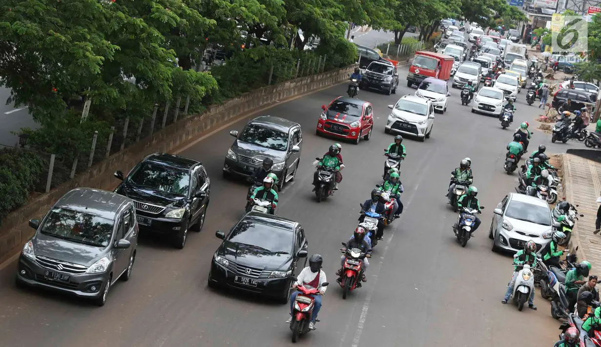 Kendaraan melintasi Jalan Margonda Raya, Depok, Jawa Barat, Kamis (21/3). Badan Pengelola Transportasi Jabodetabek (BPTJ) bersama Dishub Kota Depok akan memberlakukan aturan ganjil genap di Jalan Margonda Raya. (Liputan6.com/Immanuel Antonius)