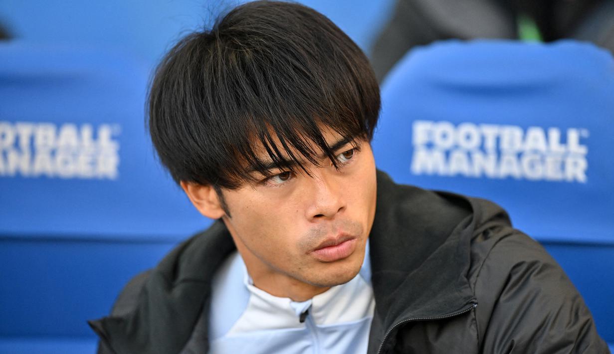 Gelandang Brighton and Hove Albion, Kaoru Mitoma duduk di bangku cadangan saat menghadapi Tottenham Hotspur pada laga Liga Inggris 2022/2023 di Amex Community Stadium, Brighton (8/10/2022). Kaoru Mitoma juga menjadi bagian dari pemain sepak bola dengan latar belakang pendidikan akademis yang tidak sembarangan. Ia sukses menyelesaikan kuliahnya di jurusan pendidikan olah raga dengan penelitian mengenai kemampuan seorang pesepak bola dalam melakukan dribling satu lawan satu. (AFP/Glyn Kirk)