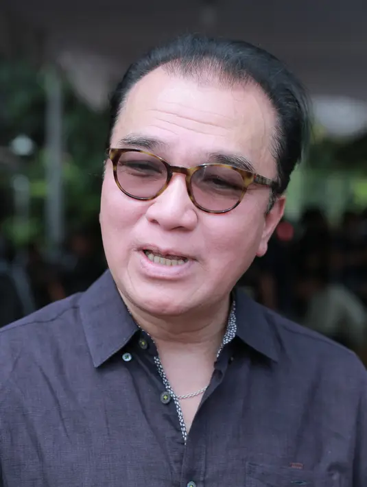 Sikap profesionalitas yang ia lihat saat itu ialah, saat pria 55 tahun itu mengajak Mike bernyanyi lagu country. Tantangan itu dijawab dengan penampilan Mike yang bisa memukau para penonton.  (Adrian Putra/Bintang.com)