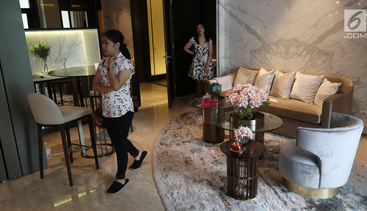 Calon pembeli melihat show unit Permata Hijau Suites di koridor Permata Hijau, Simprug, Jakarta, Sabtu (28/10). Permata Hijau Suites sebagai hunian high rise modern akan dibangun di atas lahan sekitar 9.000 meter persegi. (Liputan6.com)
