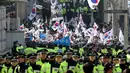 Pendukung mengibarkan bendera nasional dan membawa poster mantan Presiden Korsel, Park Geun-hye di luar kantor kejaksaan di Seoul, Selasa (21/3). Park memenuhi panggilan jaksa untuk diperiksa terkait skandal korupsi yang menyeretnya (AP Photo/Lee Jin-man)