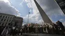 Suasana upacara peringatan setahun serangan teror Jembatan London, di London Bridge, Inggris (3/6). Mereka melakukan upacara memperingati satu tahun pasca serangan teror dengan menggunakan pisau dan kendaraan di jembatan London. (AFP/Daniel Leal-Olivas)