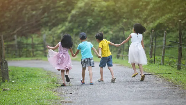 Peran Orangtua Sangat Penting untuk Membantu Anak Berteman