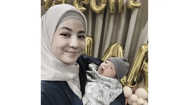 Sahabat Sejak SMA, Ini 6 Momen Natasha Rizky Gendong Bayi Citra Kirana