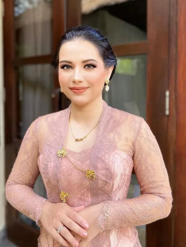 Potret Elodie Bouttier, Cantik Berkebaya saat Pernikahan Luna Maxime