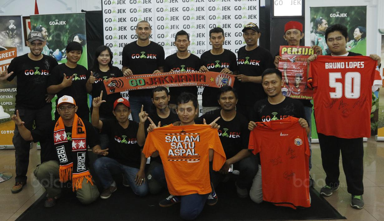 Pemain Persija foto bersama saat jumpa fans di Kawasan Halim, Jakarta, Senin (2/10/2017). Acara yang diselenggarakan oleh Gojek tersebut menjadi ajang bertemunya The Jakmania dengan pemain idolanya. (Bola.com/M Iqbal Ichsan)
