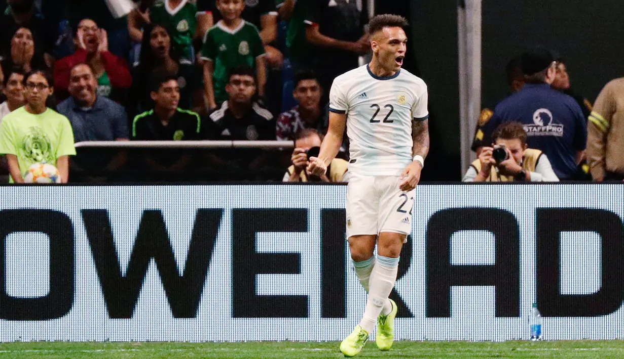 Penyerang Argentina Lautaro Martinez melakukan selebrasi usai mencetak gol ke gawang Meksiko dalam laga persahabatan di Alamodome, San Antonio, Texas, Amerika Serikat, Selasa (10/9/2019). Argentina menang 4-0 atas hattrick Lautaro Martinez. (AP Photo/Eric Gay)